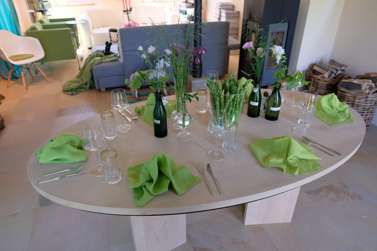 FAVORIT Tisch aus Ahorn Detail